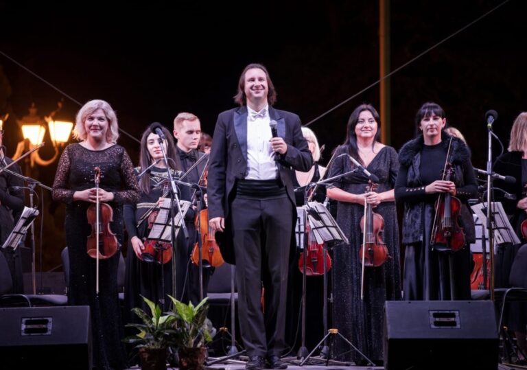 3 декабря в 17:00 — онцерт «Вечер с Денисом Карловым» и Камерным оркестром Крымской государственной филармонии